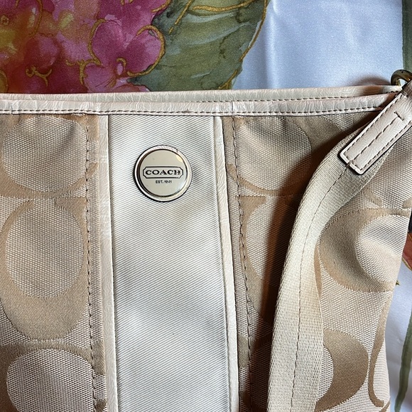 Coach Gold Crossboby - Picture 2 of 12